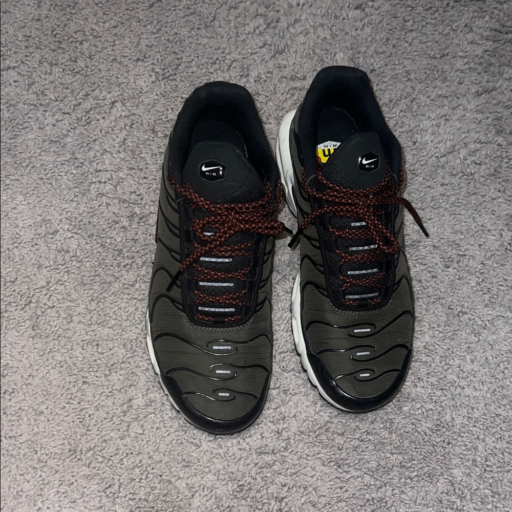 Nike Men’s Black and Olive Green Running Sneakers with Brown Accents